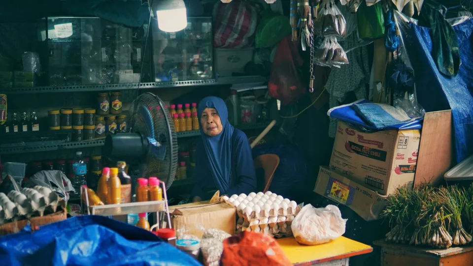 Lối đi giữa các kệ